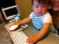 baby-w-mom-on-computer